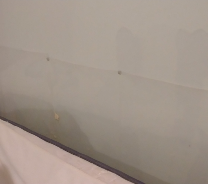 画びょうでクリアファイルをとめる