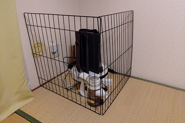 掃除機を囲うペットサークル